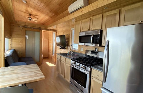 Snug Harbor Casa | Frente al agua en Potter Salt Pond, a pasos de East Matunuck State Beach.