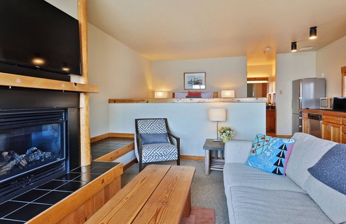 Langley Condominio | Waterfront one bedroom condo - private deck offering spectacular views