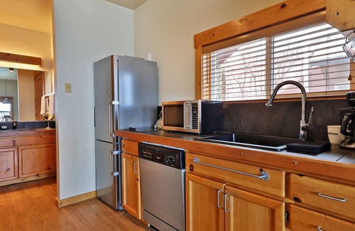 Langley Condominio | Waterfront one bedroom condo - private deck offering spectacular views