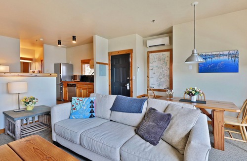 Langley Condominio | Waterfront one bedroom condo - private deck offering spectacular views