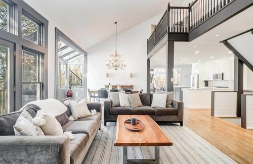 Rideau Lakes Casa | Waterfront open concept dream cottage with hot tub