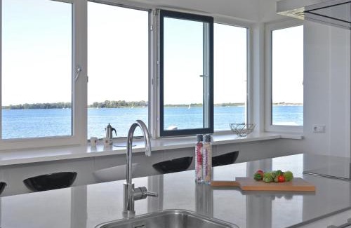 Kamperland Apartamento | Waterfront penthouse with roof terrace and private jetty