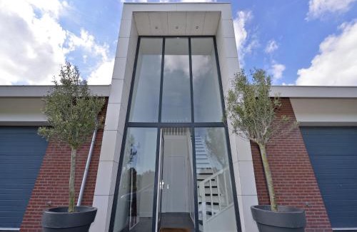 Kamperland Apartamento | Waterfront penthouse with roof terrace and private jetty