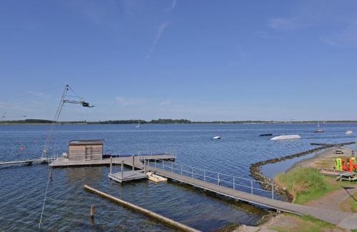 Kamperland Apartamento | Waterfront penthouse with roof terrace and private jetty