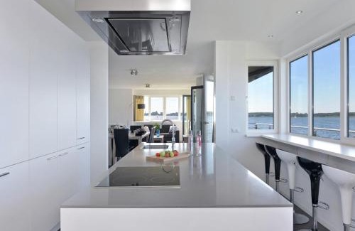 Kamperland Apartamento | Waterfront penthouse with roof terrace and private jetty