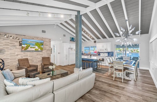 Marathon Casa | Waterfront, Pool, Dock, Kayaks & Stunning Views
