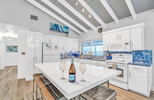 Marathon Casa | Waterfront, Pool, Dock, Kayaks & Stunning Views