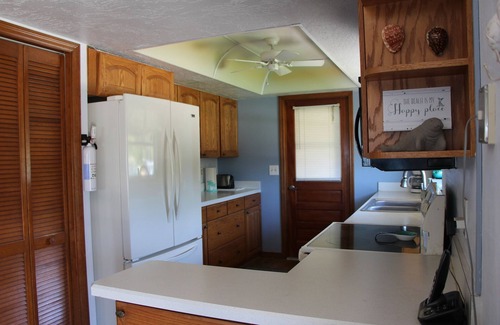 Cocoa Beach Casa | Camina hasta la playa y el centro de la ciudad - Piscina privada Inicio + muelle con pesca y manatíes.