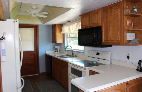 Cocoa Beach Casa | Camina hasta la playa y el centro de la ciudad - Piscina privada Inicio + muelle con pesca y manatíes.