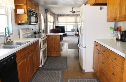 Cocoa Beach Casa | Camina hasta la playa y el centro de la ciudad - Piscina privada Inicio + muelle con pesca y manatíes.