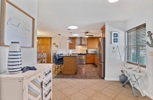 Palm Harbor Casa | Waterfront / Pool / Hot Tub / Dock / Game Room - Close to Beach