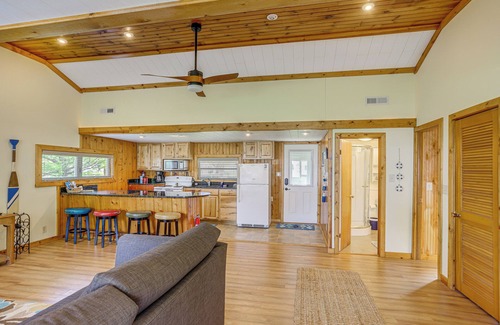 Port Clinton Cabaña | Waterfront Port Clinton Cottage w/ Fire Pit!