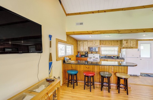 Port Clinton Cabaña | Waterfront Port Clinton Cottage w/ Fire Pit!