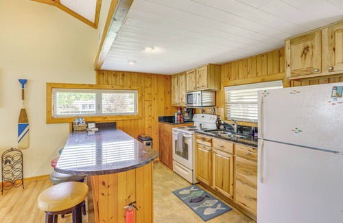 Port Clinton Cabaña | Waterfront Port Clinton Cottage w/ Fire Pit!
