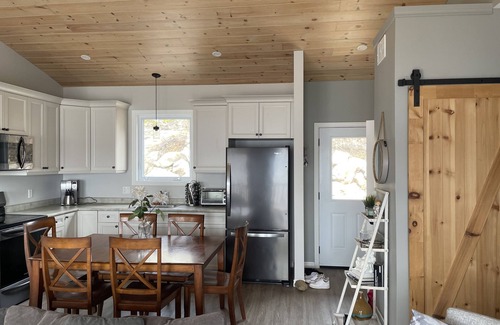 Hastings Highlands Cabaña | Waterfront private new cottage in Papineau Lake