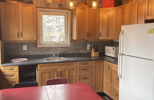 Hastings Highlands Cabaña | Waterfront private new cottage in Papineau Lake