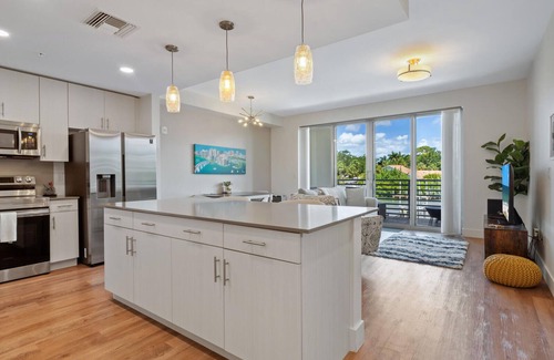 Central Sarasota Condominio | Waterfront Relaxation - Modern Comfortable Condo