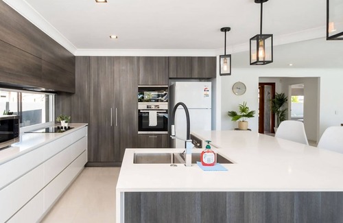Runaway Bay Casa | Waterfront Resort Style Retreat Runaway Bay