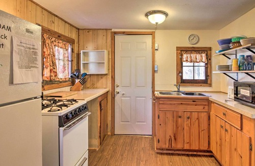 Menahga Cabina | Waterfront Resort Cabin on Twin Lakes!