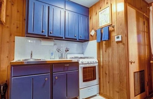 Presque Isle Cabina | Waterfront Resort Sleeps 21 5 Separate Units