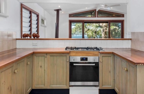 Lovett Bay Casa | Waterfront Retreat. 1 hour from Sydney CBD.