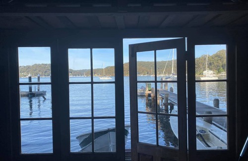 Lovett Bay Casa | Waterfront Retreat. 1 hour from Sydney CBD.