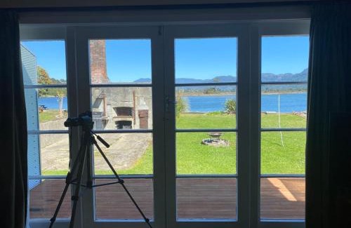 Collingwood Casa | Waterfront Retreat in Collingwood