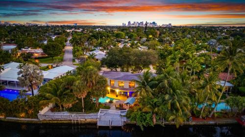 Oakland Park Casa | Waterfront Retreat: 7BR Villa with Pool Jacuzzi