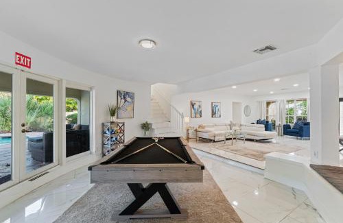 Oakland Park Casa | Waterfront Retreat: 7BR Villa with Pool Jacuzzi