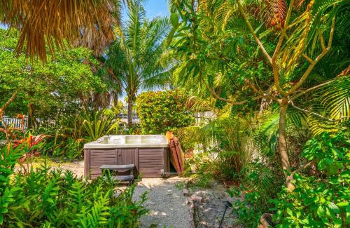 Oakland Park Casa | Waterfront Retreat: 7BR Villa with Pool Jacuzzi