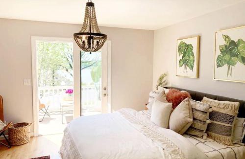 Barium Springs Casa | Waterfront Retreat with Spectacular Interior, Jacuzzi and Game Room in NC