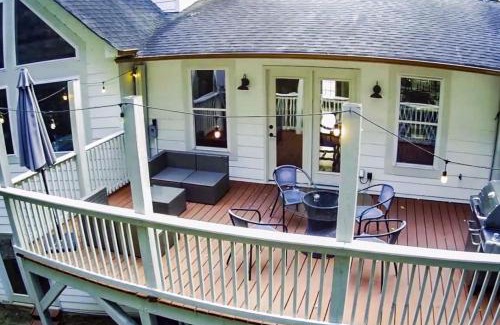 Barium Springs Casa | Waterfront Retreat with Spectacular Interior, Jacuzzi and Game Room in NC
