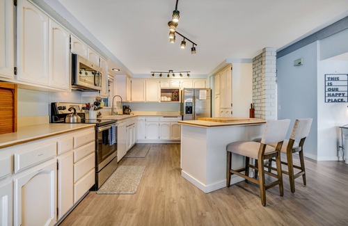 Dunes City Casa | Waterfront retreat with lake views & private hot tub