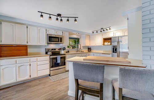 Dunes City Casa | Waterfront retreat with lake views & private hot tub