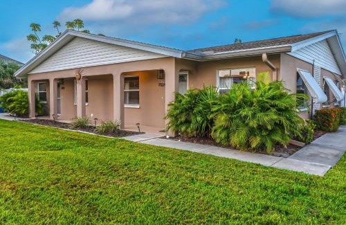 Laurel Casa | Waterfront retreat with kayaks, walk to the beach
