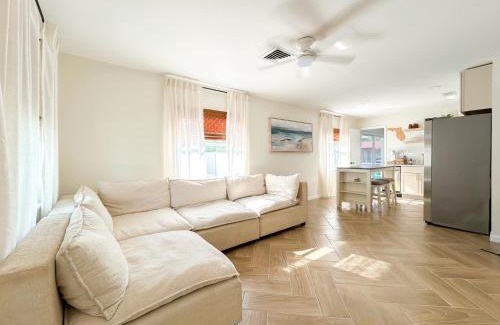 Laurel Casa | Waterfront retreat with kayaks, walk to the beach