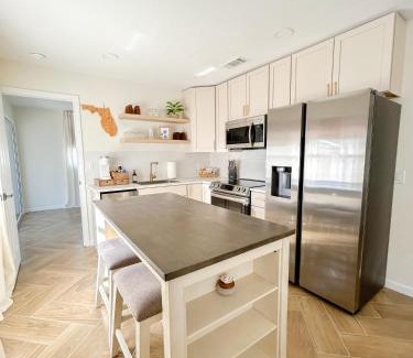 Laurel Casa | Waterfront retreat with kayaks, walk to the beach