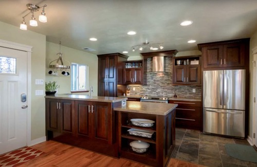 Isleton Casa | Waterfront retreat, year round fishing, boating, wine tasting. 1 hr from SF!