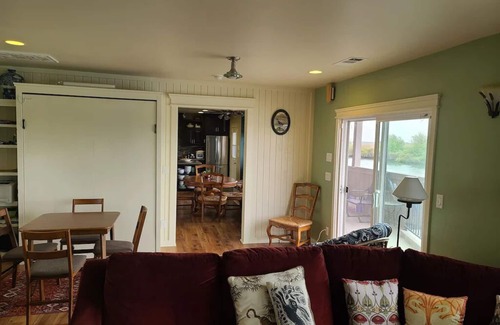 Isleton Casa | Waterfront retreat, year round fishing, boating, wine tasting. 1 hr from SF!