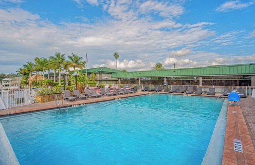 Trailer Estates Apartamento | Waterfront Room, Heated Pool, Big TV, Bunk Beds, Tiki Bar & Grill