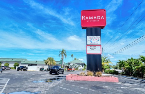 Trailer Estates Apartamento | Waterfront Room, Heated Pool, Big TV, Bunk Beds, Tiki Bar & Grill