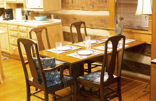 High Point Cabina | Cabin life: ¡disfruta de la serenidad en el bosque y la fiesta en el lago!