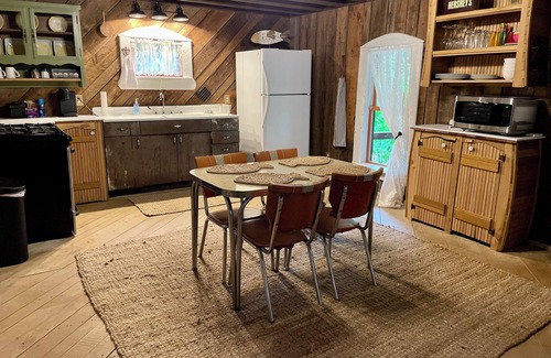 Graham Cabina | Waterfront Rustic Country Cabin Retreat-Dog's Welcome!