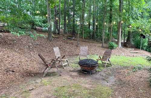 Graham Cabina | Waterfront Rustic Country Cabin Retreat-Dog's Welcome!