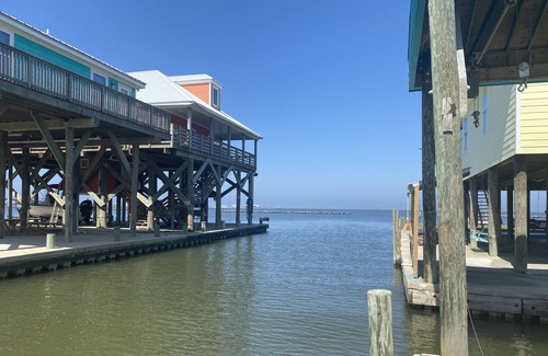 Grand Isle Alquiler De RV | Waterfront RV Lot in upscale neighborhood, water, electric, sewage provided