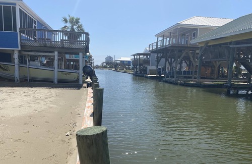 Grand Isle Alquiler De RV | Waterfront RV Lot in upscale neighborhood, water, electric, sewage provided