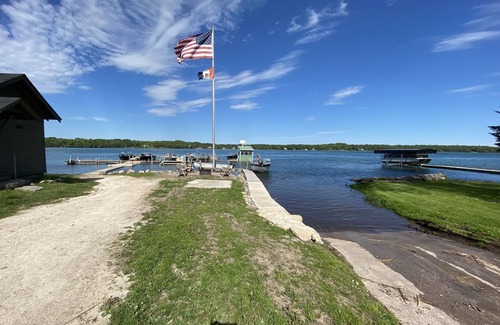 Barbeau Alquiler De RV | Waterfront RV site A Full Hook-up with Dock
