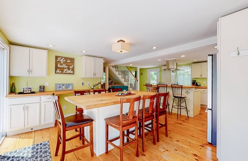 West Wareham Casa | Waterfront stay with private beach access, dock & water toys - year-round home