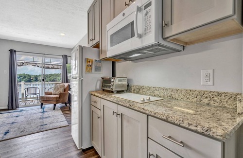 North Shore Condominio | Waterfront Striper’s Landing condo with views, pool & boat launch - near dining