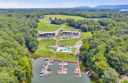 North Shore Condominio | Waterfront Striper’s Landing condo with views, pool & boat launch - near dining